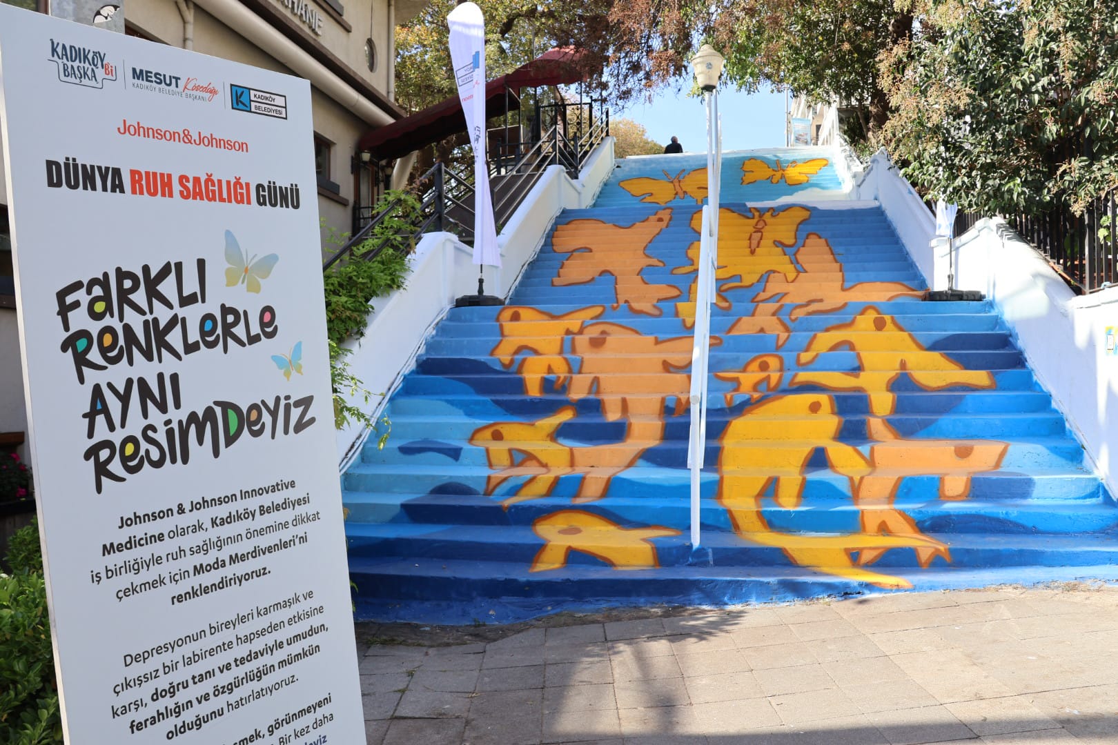 Ruh sağlığı için Moda merdivenleri renklendi